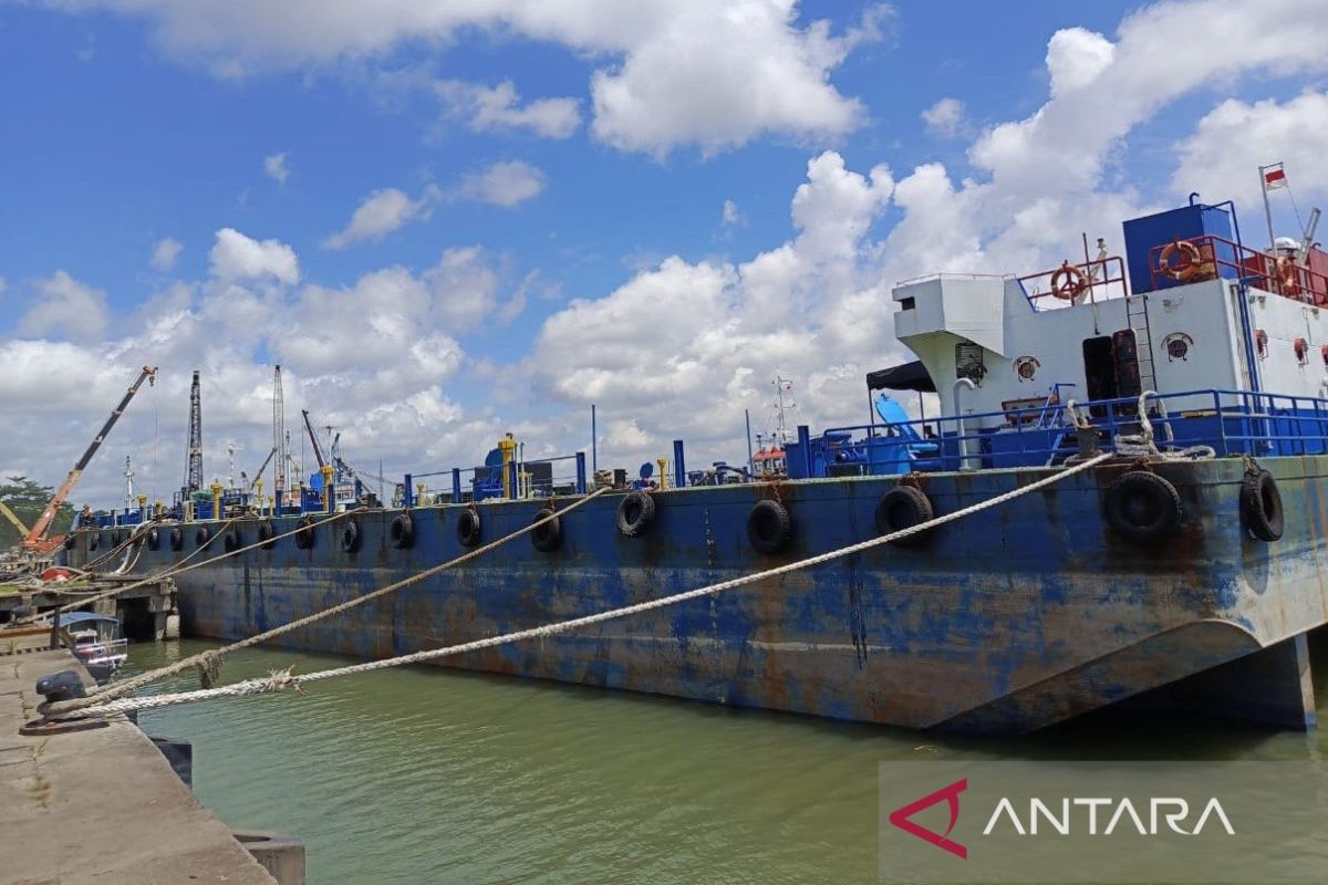 Anticipating Oil Spills, Babel Port Authority Installs "Oil Boom"