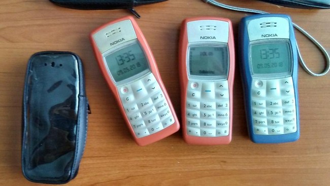 Gen Z Abandons Smartphones, Opts for Vintage Feature Phones