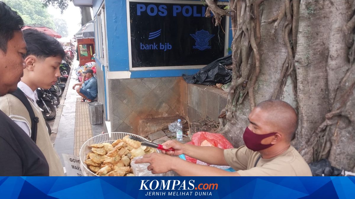 Minyakita Scarce in Bogor, Gorengan Vendors Return to Using Bulk Oil