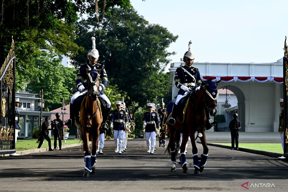Entering the third month, the Presidential Palace Guard Handoff becomes a must-see attraction at Car-Free Day