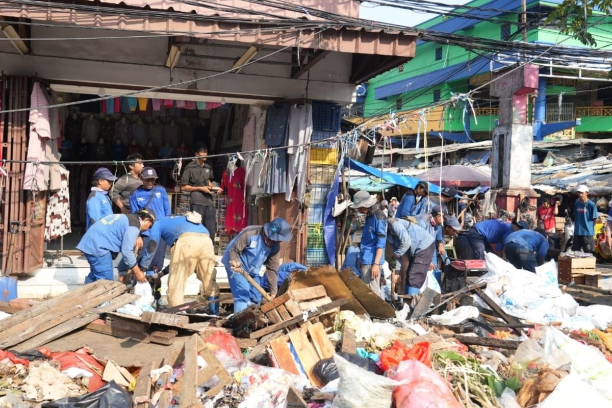 Joint Task Force in West Jakarta Clears Connecting Drainage Channel at Jembatan Lima