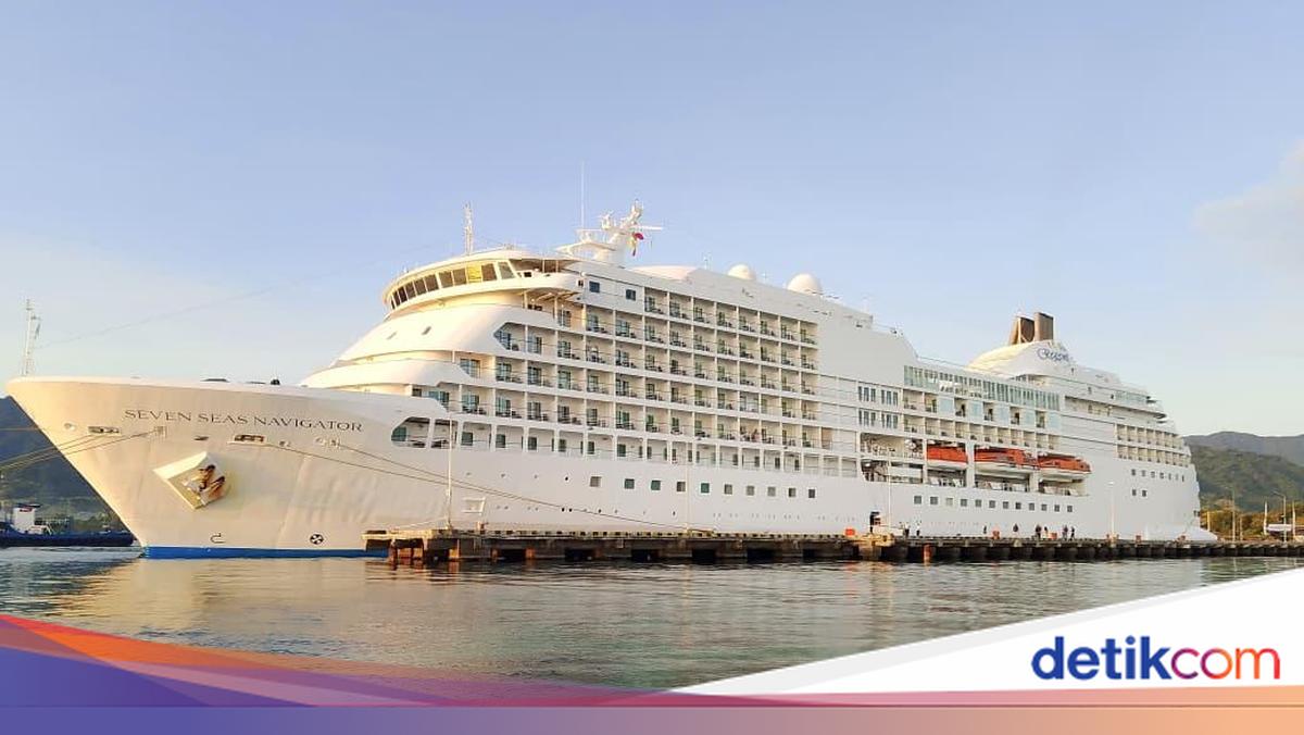 Seven Seas Navigator Cruise Ship Docks at Celukan Bawang, Carrying 437 Tourists