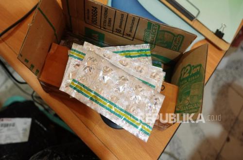 Police Raid Illegal Pharmaceutical Drug Warehouse in Cirebon