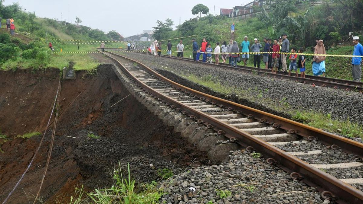 Cipatat West Bandung-Cianjur Railway Line Hit by Landslide