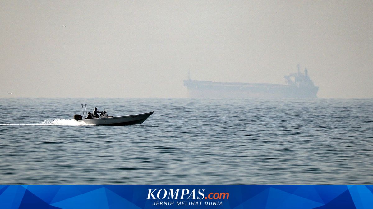 Over 20 Ships Cross the Strait of Hormuz Amid Rising Tensions