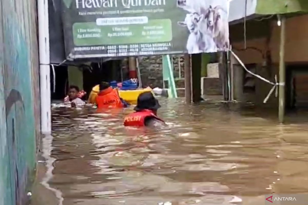 Floods Up to 1.75 Metres Submerge Kebon Pala, Residents Begin Evacuating