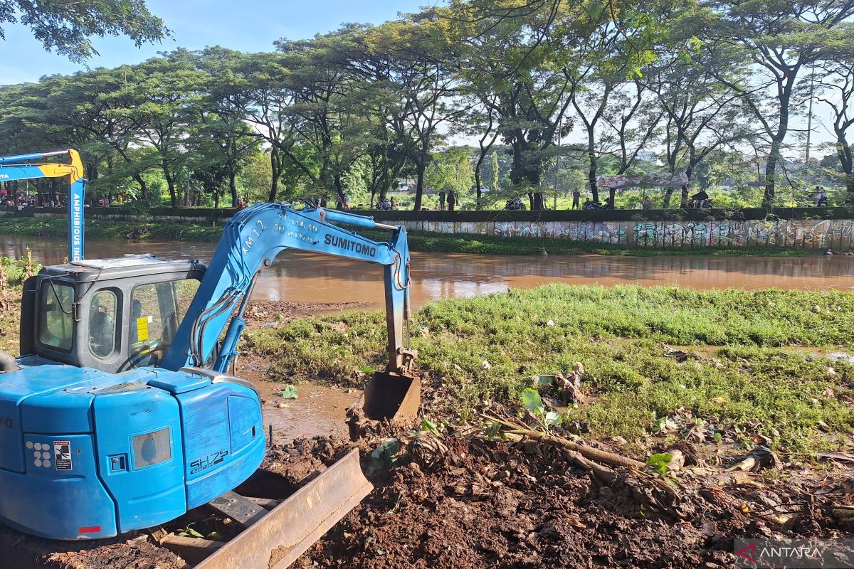 To Prevent Floods, South Jakarta Water Resources Sub-Department Dredges Mud and Waste from Cideng River