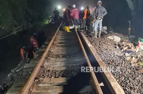 12-Metre Landslide Cancels Cianjur-Sukabumi Train Services