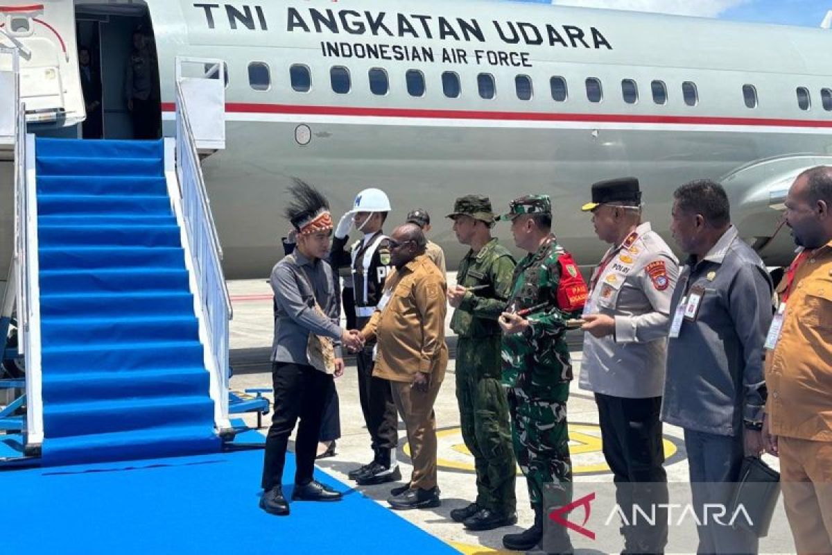 Vice President Gibran wears Papuan attire upon starting working visit in Nabire
