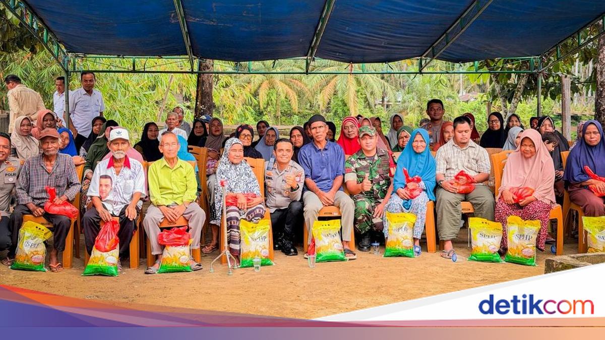 Rokan Hulu Police Prevent Forest and Land Fires Through Direct Community Education and Social Assistance Distribution