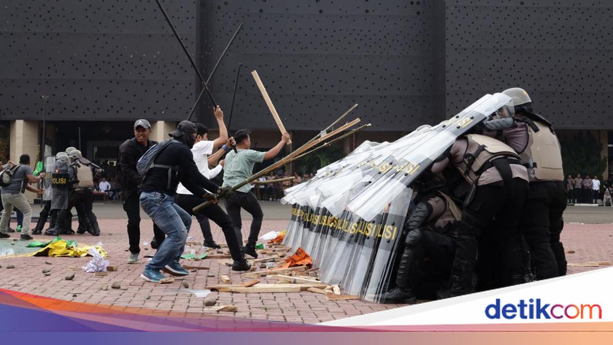 Police Conduct Security Simulation for Labour Day Demonstration in Banten