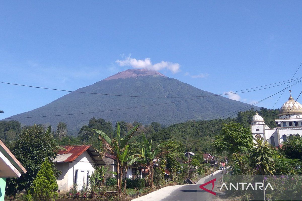 Banyumas Disaster Agency on Alert for Potential Eruption of Mount Slamet