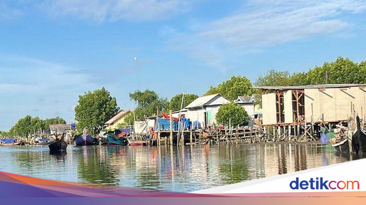 Let's Help Muara Gembong Residents Get a Water Ambulance to Reach the Health Centre During Floods