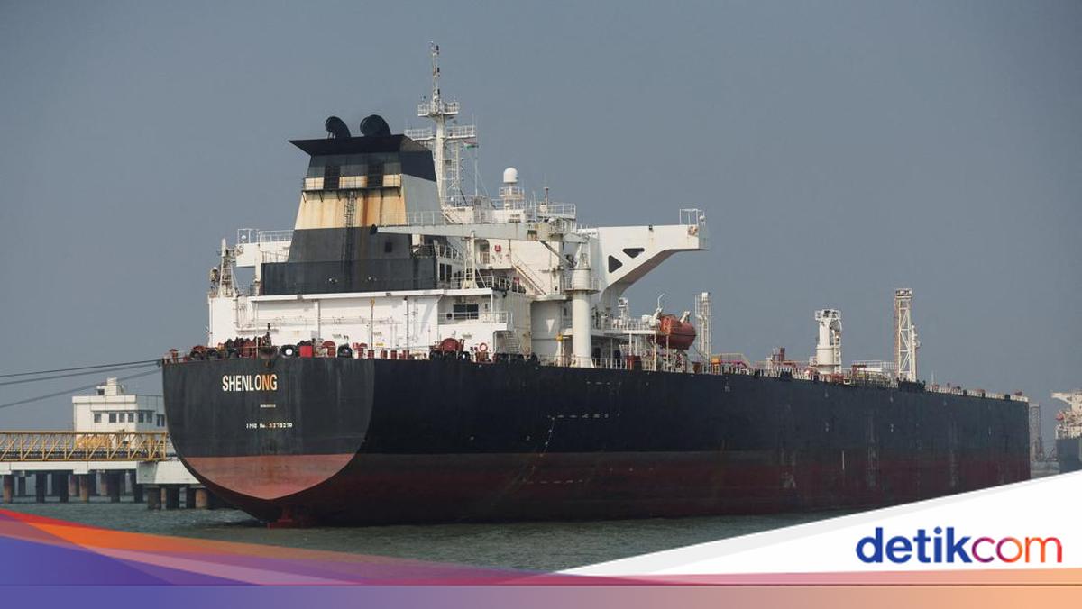This Tanker Ship Passes Through the Strait of Hormuz, Heading to Indonesia