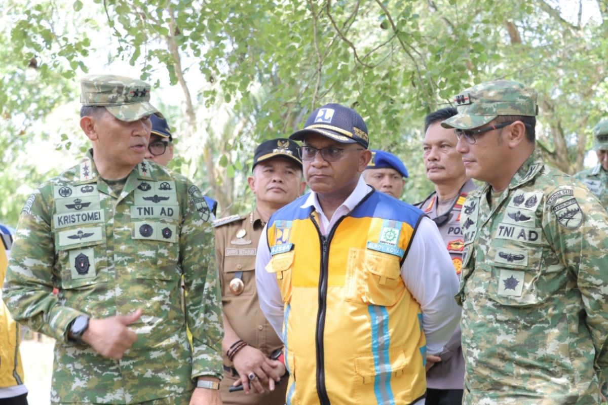 BBWS Mesuji Sekampung collaborates with Indonesian Army to clear weeds