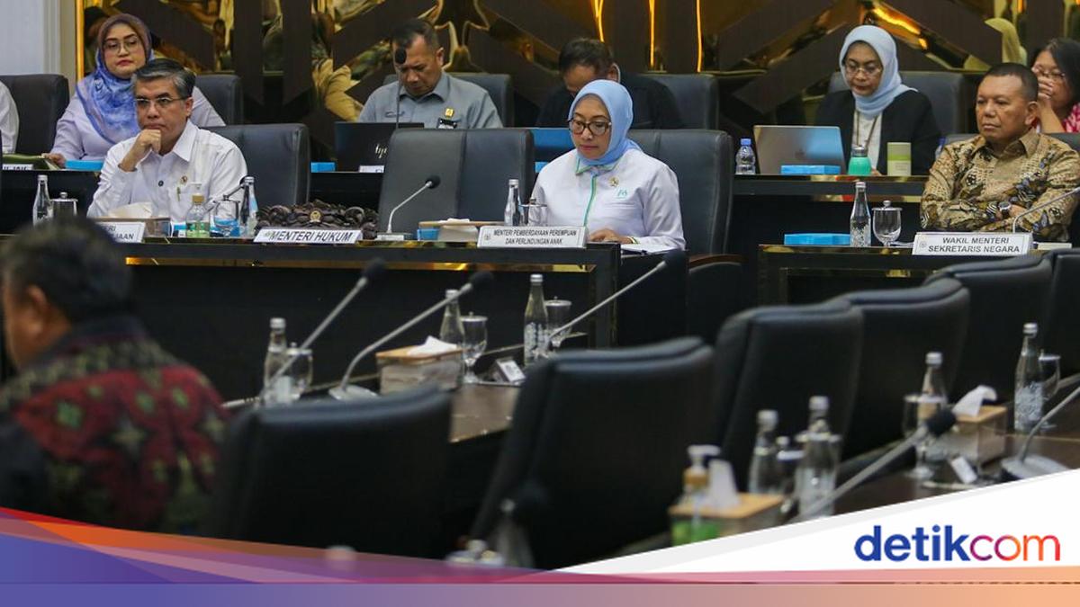 DPR's Baleg Debates Minimum Age Limit of 18 for Domestic Workers in PPRT Bill DIM