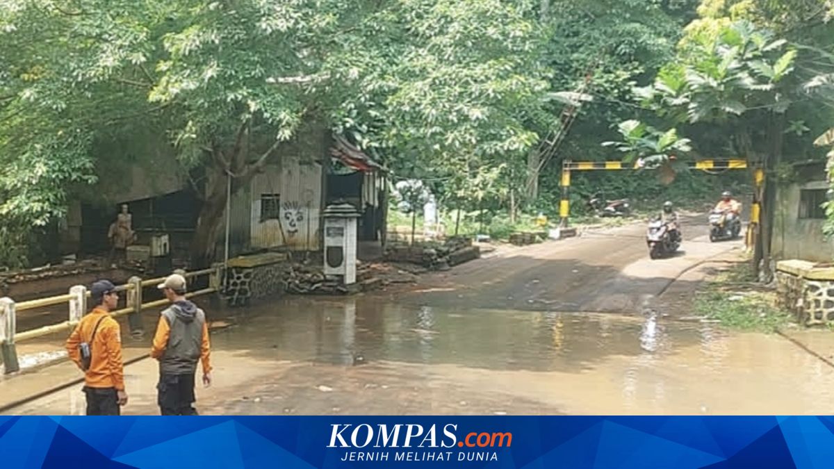 Flood Waters Recede, Bridge Connecting Depok and South Tangerang Now Passable for Vehicles