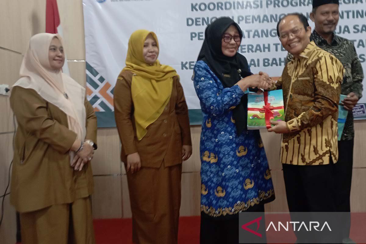 Language Agency Distributes 4,000 Copies of Children's Reading Materials in Aceh