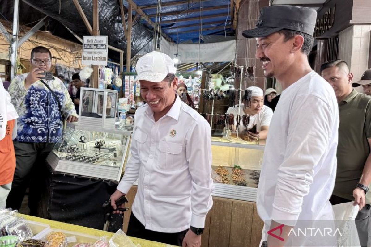 Environment Minister Conducts Environmental Clean-Up at Batuah Martapura Market