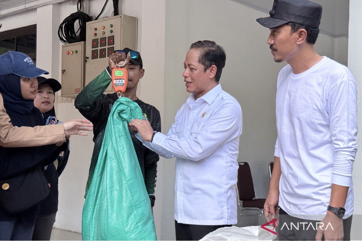 Environment Minister Urges Banjar Regency to Resolve Remaining 27% of Waste Issues