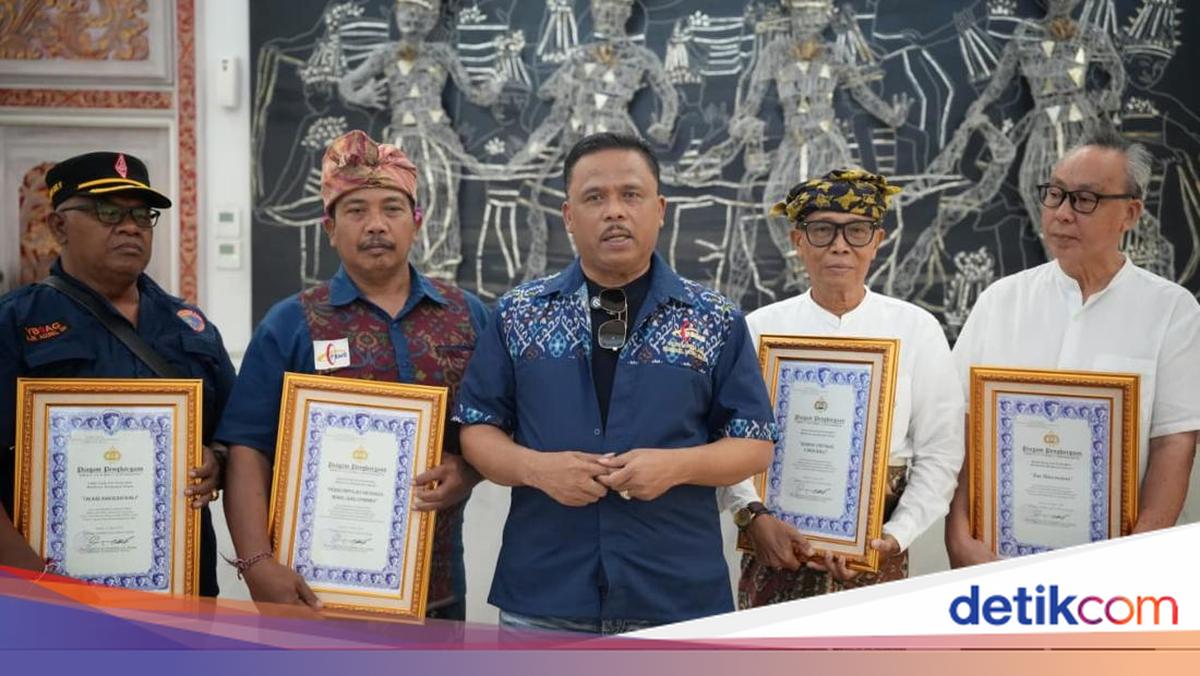 Traffic Police Chief Awards Bali Community Figures for Synergy in Ensuring Traffic Smoothness