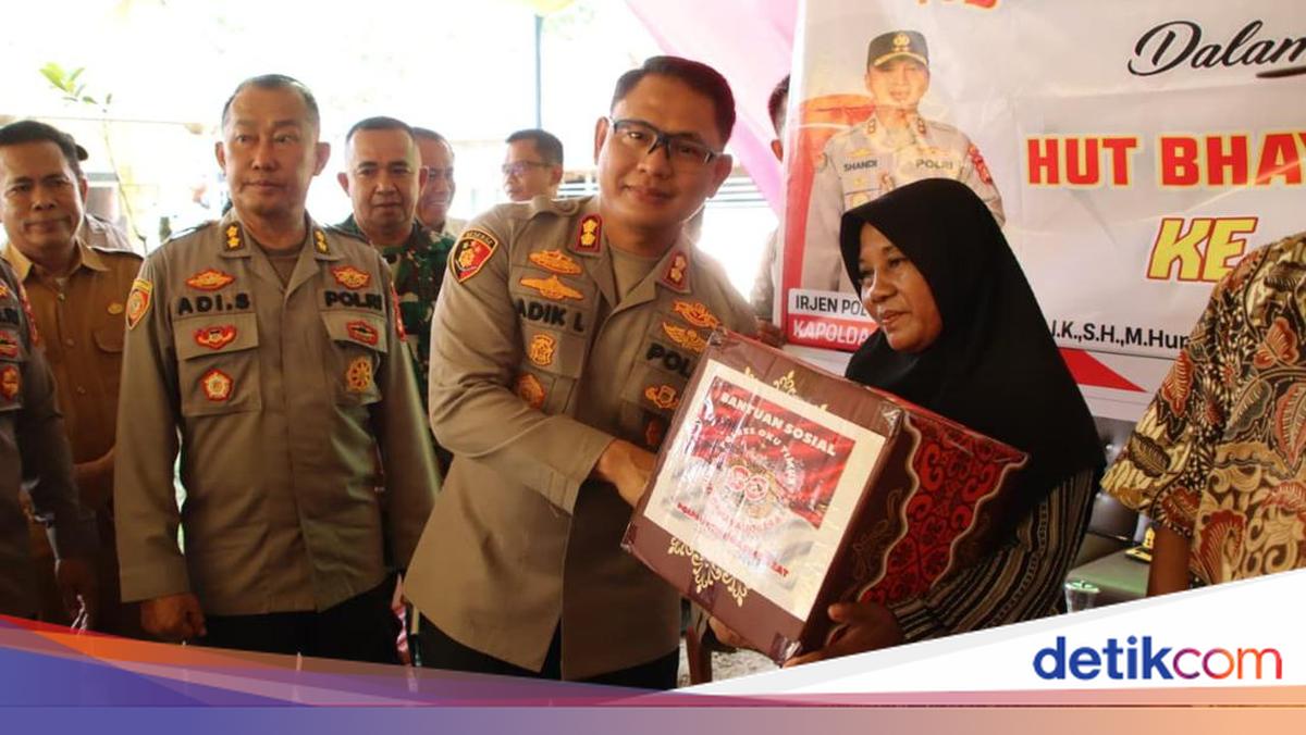 South Sumatra Police Chief Provides New Homes to Two Elderly Farmers in East OKU