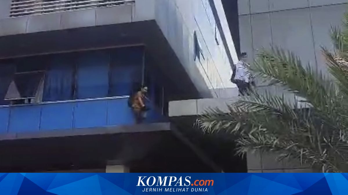 Unusual Evacuation: Ministry of Home Affairs Employees Cross via Rooftop During Fire