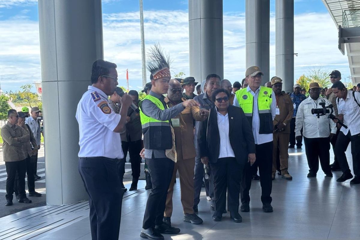 VP Gibran reviews Nabire airport, now able to accommodate Boeing aircraft