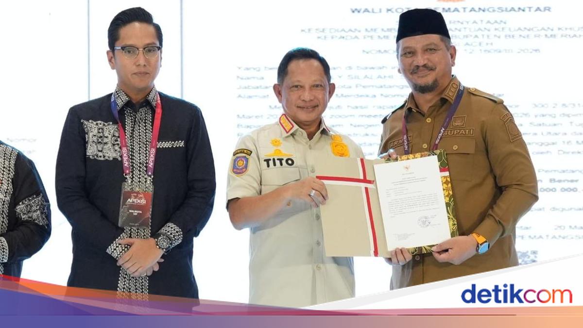 Tito Witnesses Handover of Aid Funds for Post-Disaster Recovery in Sumatra