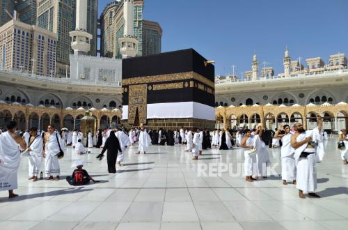 Prospective Hajj Pilgrims from West Java Prepare to Depart for the Holy Land, Majority Women