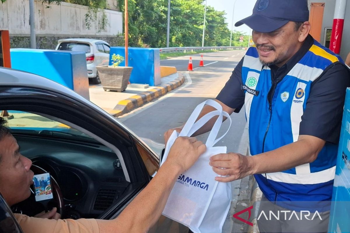 Jasamarga Distributes Gifts to Toll Road Users to Commemorate National Consumer Day