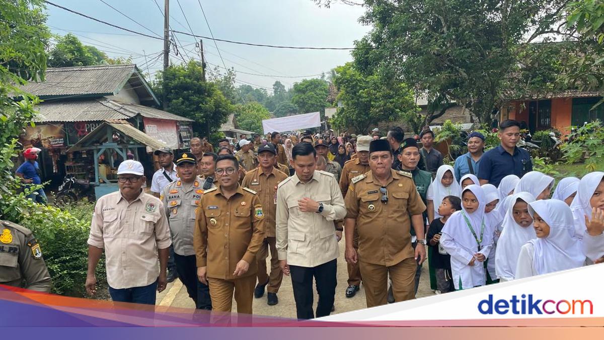 Damaged for Decades, Andra Soni Takes Over Road Renovation in Saketi, Pandeglang