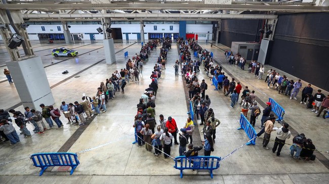 European Countries Begin Opening Doors to Migrants, Queues Immediately Surge