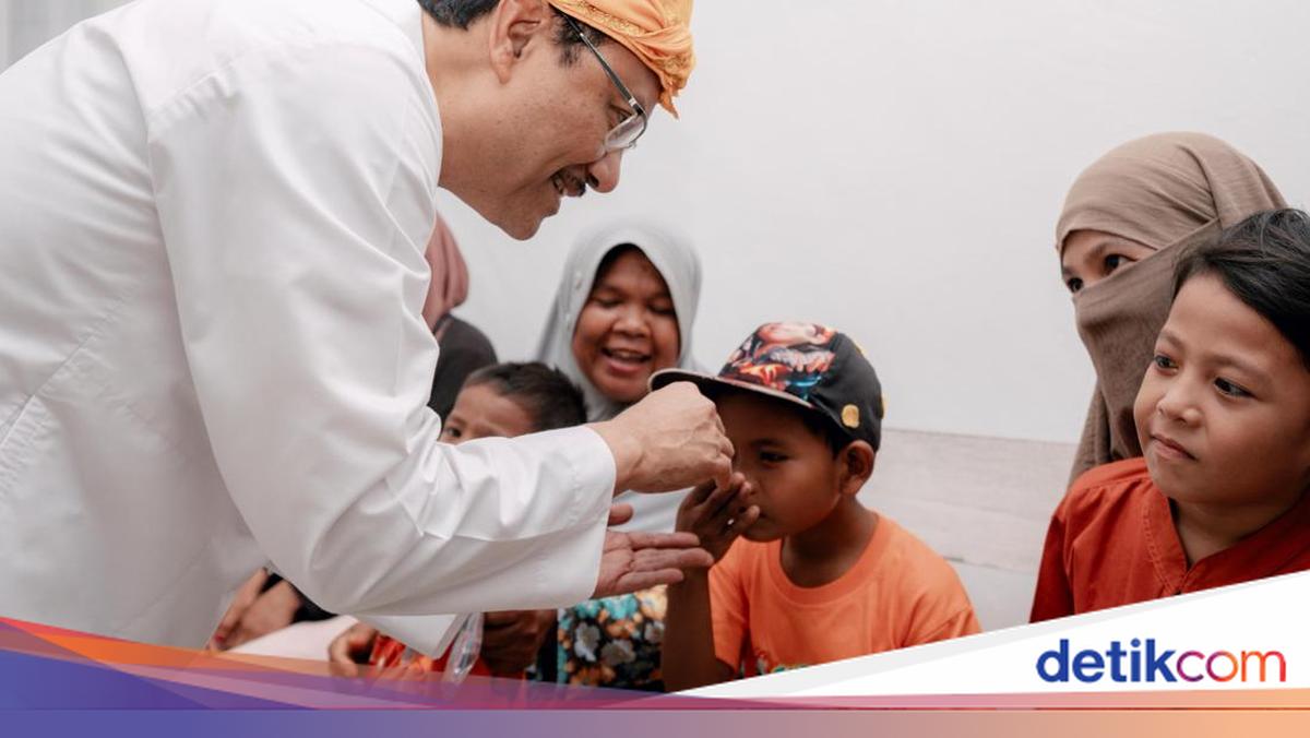 Gus Ipul Visits Sigi People's School, Ensures Laptops Are Used for Learning