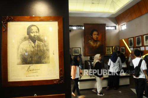 RA Kartini and the Quranic Verse 'From Darkness Emerges Light'