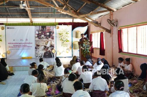 BNI Empowers 430 Women in NTT Through Palm Leaf Weaving Programme