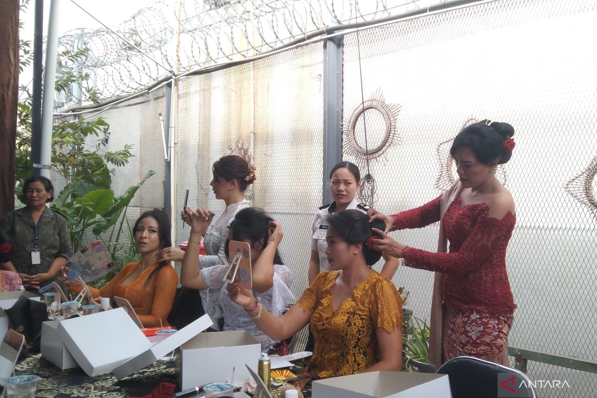 Kartini Day: Foreign inmates join salon training at Bali women's prison