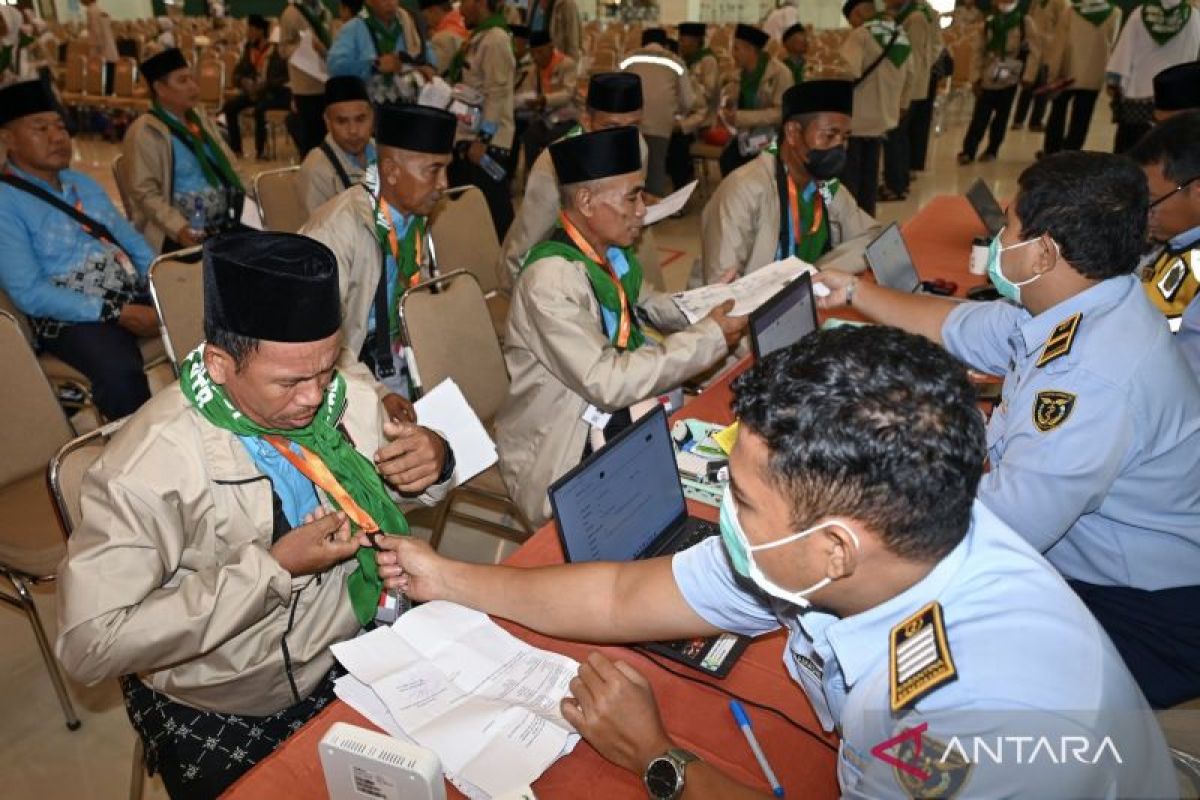 Prospective Hajj Pilgrims Begin Entering Dorms for Departure to the Holy Land