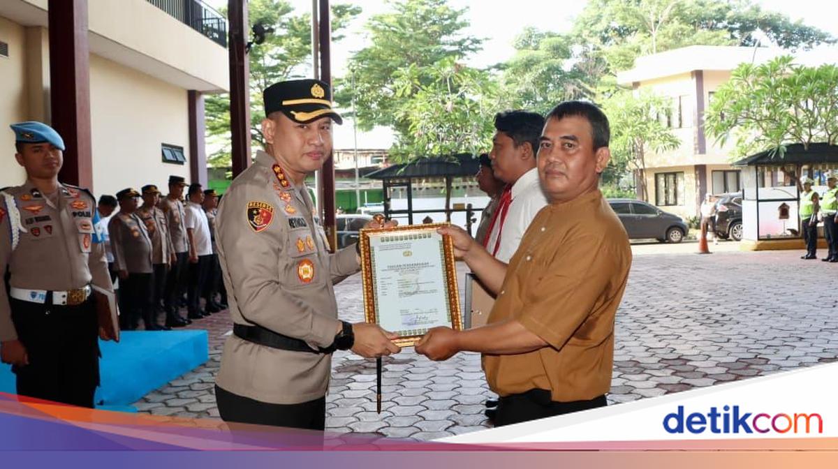 Jakarta Central Police Chief Awards Citizens for Assisting in Drug Case Revelation