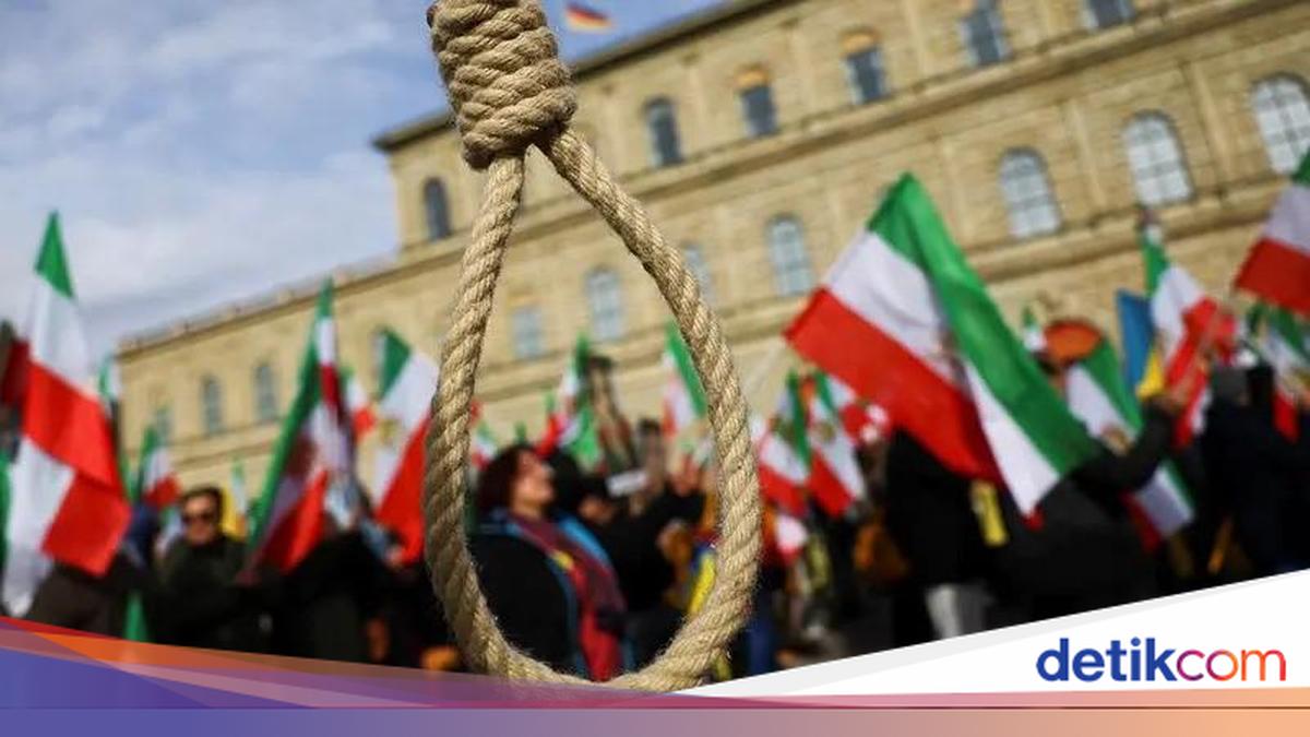 Iran Executes Man for Burning Mosque During Protest