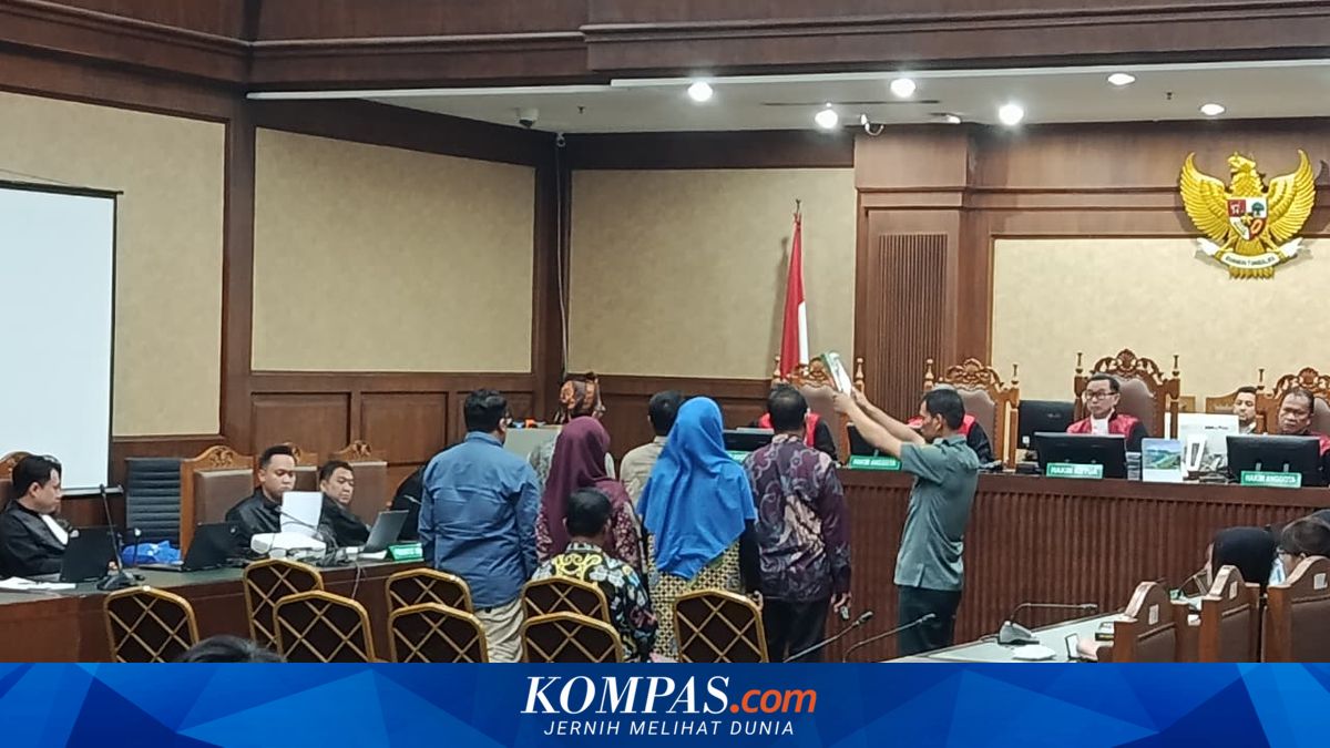 Teacher Weeps at Nadiem's Trial, Shares How His School Became Outstanding After Receiving Chromebooks