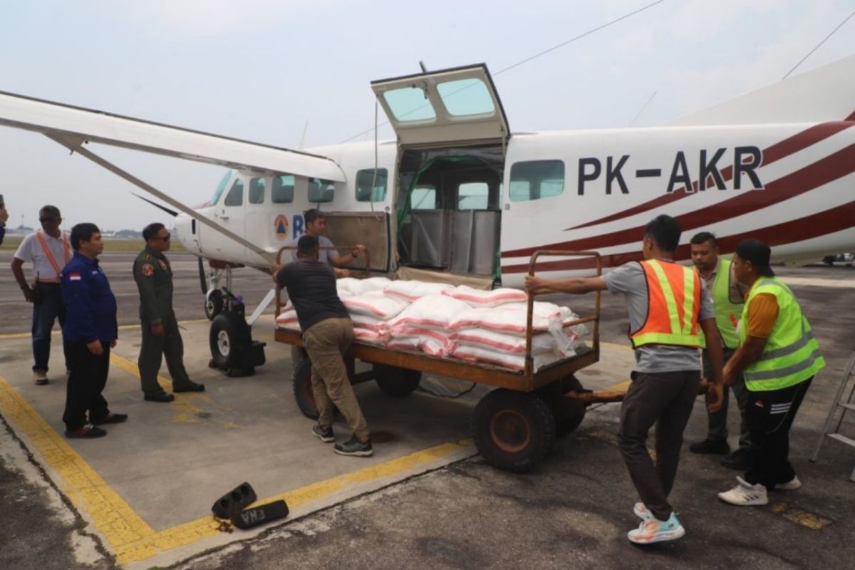 Three Aircraft Conduct Weather Modification Operations in Riau