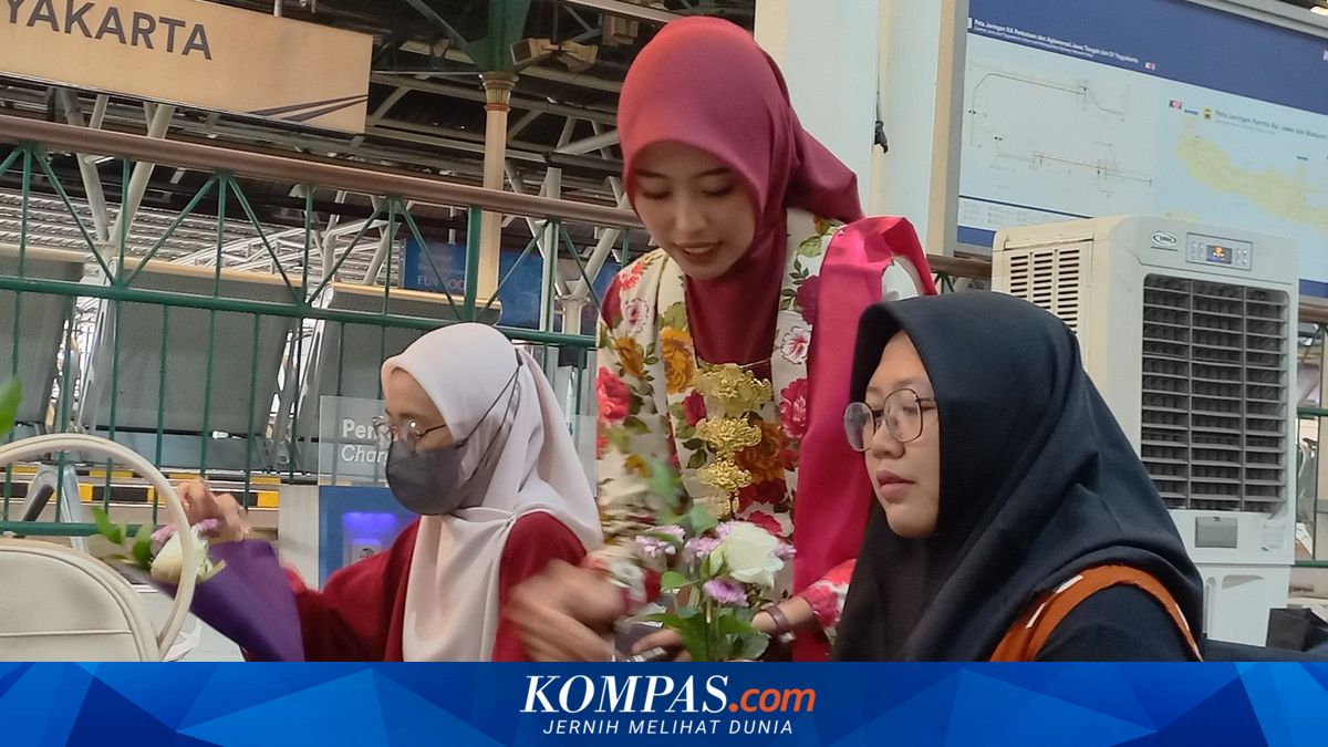 Commemorating Kartini Day, Passengers at Tugu Station Invited to Join Flower Arranging Class