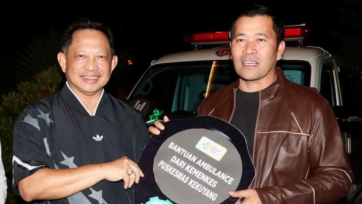 PRR Task Force Head Hands Over 5 Ambulances to Takengon to Strengthen Healthcare Services