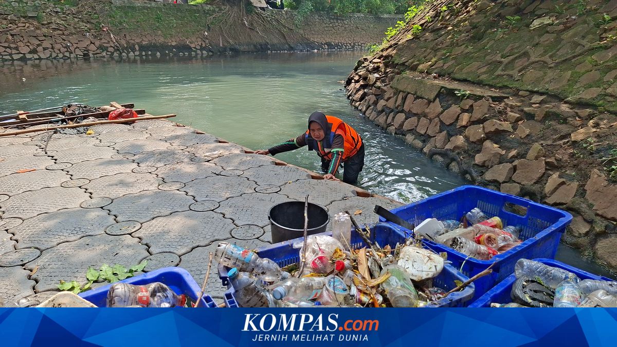 Rising from Domestic Violence: Iin's Story of Conquering a River Full of Rubbish for Her Child's Dreams