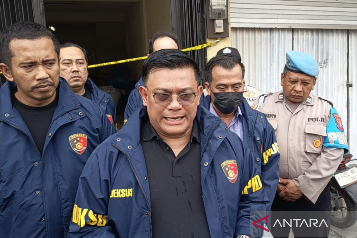 Bareskrim seizes truck of evidence in illegal mobile phone import case in Sidoarjo