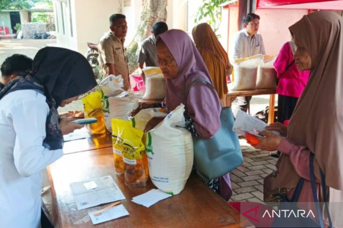 1,598 Cilangkap residents receive rice and cooking oil assistance