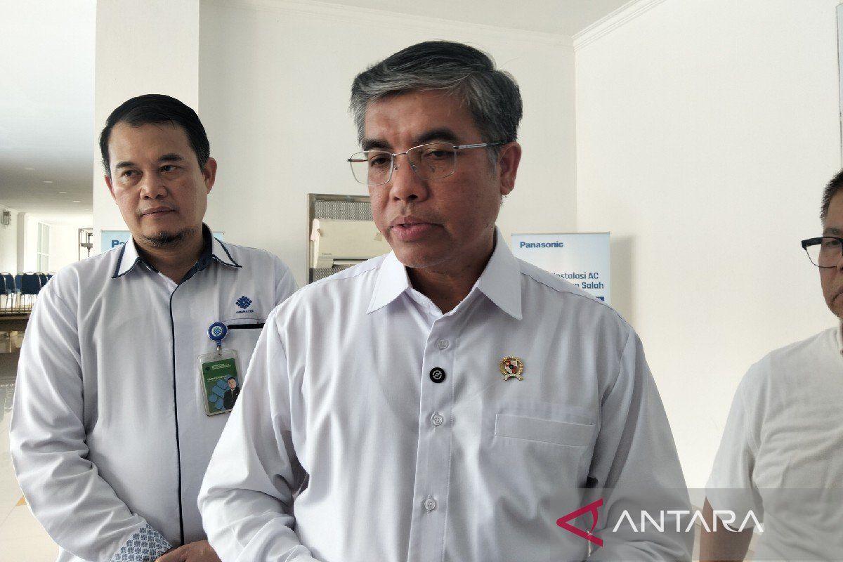 Labour Minister urges companies not to withhold workers' diplomas