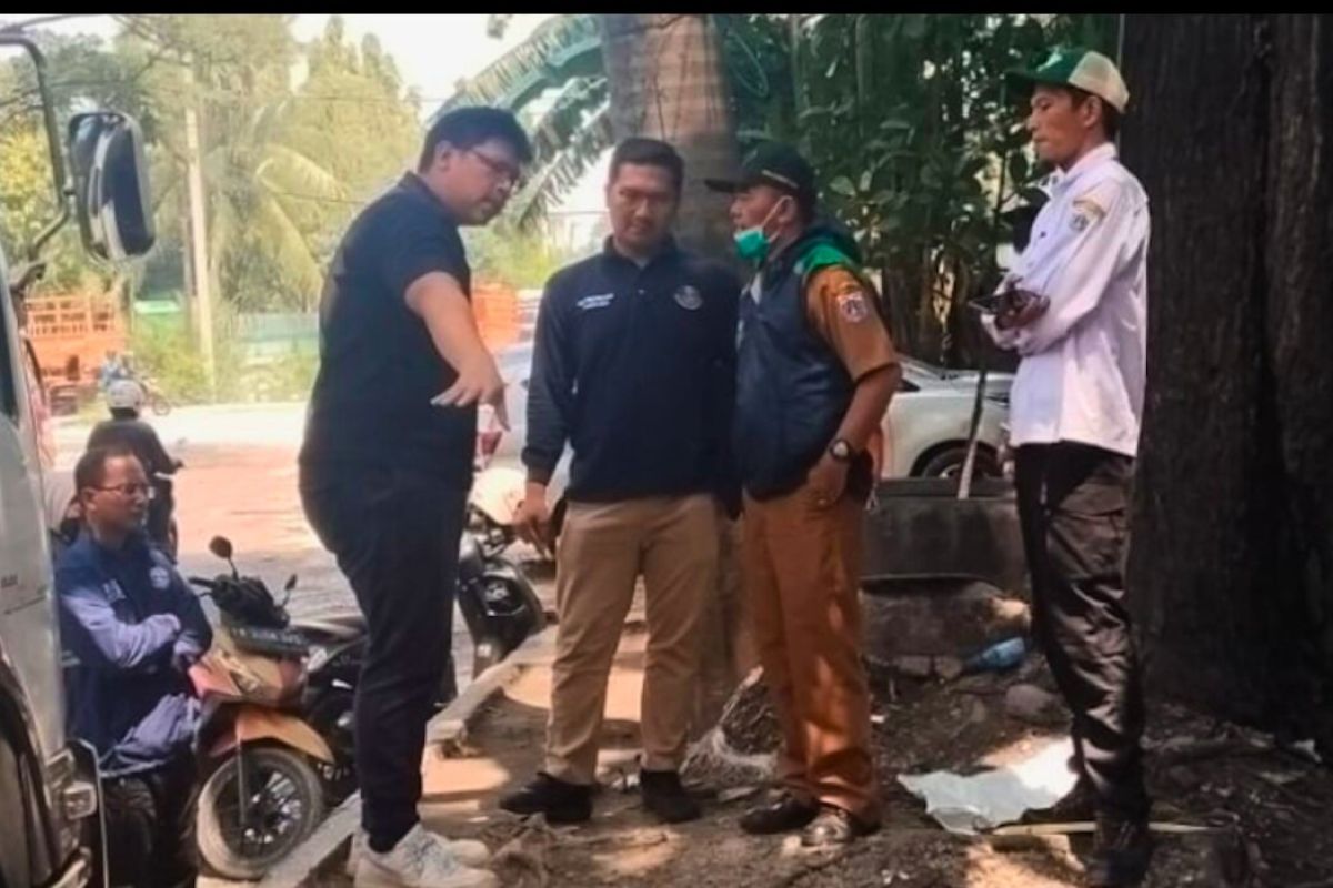 North Jakarta Environmental Agency Takes Action Against Rubbish Burner in Pluit