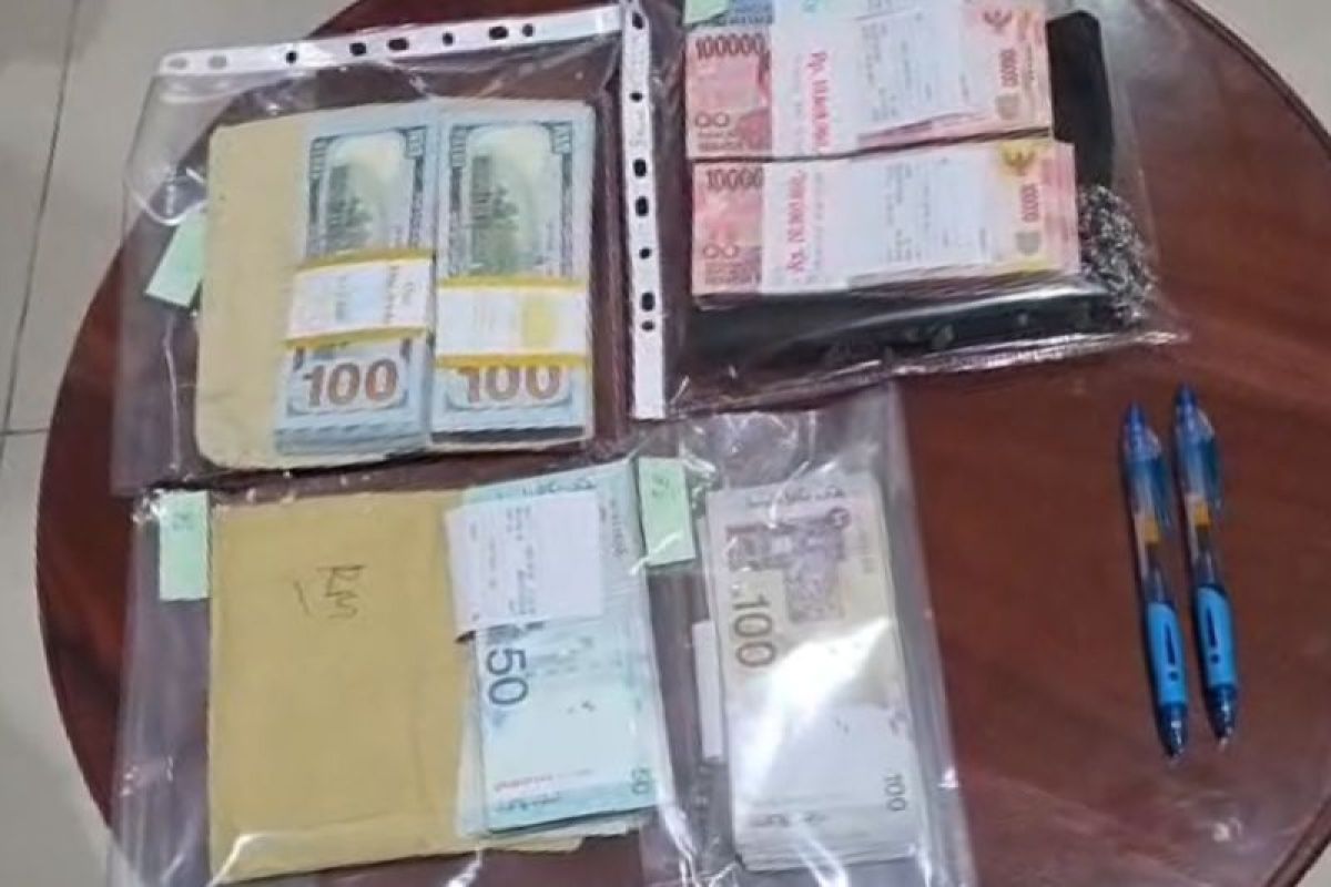 KPK raids bank and seizes assets worth Rp2 billion in Customs case